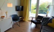 Schöner Wohnbereich mit Zugang zum Balkon