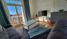 Wohnbereich mit Zugang zum Balkon