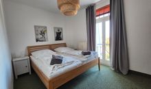 Schlafzimmer mit Doppelbett