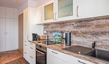 Küche mit Kühlschrank und Gefrierfach