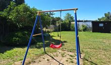 sonnige Terrasse im Garten, zum Berg