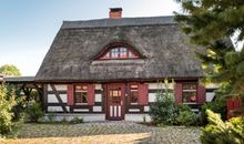 Spielhaus und Sandkiste im Garten