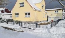 Wohnhaus des Vermieters mit 2 Ferienwohnung und separates Ferienhaus rechts