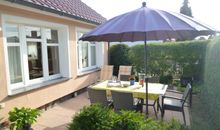 Ferienhaus Strandperle mit geschützter Terrasse nach Süden vor dem Haus