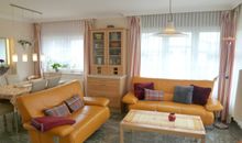 Großzügiges Wohnzimmer auf 3 Seiten verglast mit moderner Ledergarnitur, ca. 29 m²