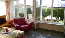 Blick auf die Terrasse vor dem Haus aus den Fenstern im Wohnzimmern