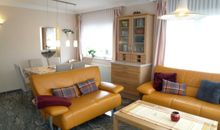 Wohnzimmer mit vielen Fensten für freundliches, helles Licht