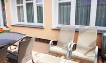 Terrasse mit bequemen Liegestühlen für wohltuendes Sonnenbaden