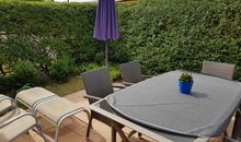 Die Terrasse bietet einen geschützen Platz direkt vor dem Haus