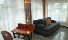 Weiterer Wohn-/Schlafbereich mit hochwertiger Schlafcouch (Inside-Boxspringverfahren) und LCD-Fernseher