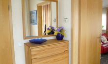 Garderobe aus Echtholz im Eingangsbereich, mit Spiegel