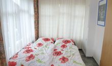 Weiterer Wohn-/Schlafbereich (Gartenzimmer) mit ausgezogener Schlafcouch