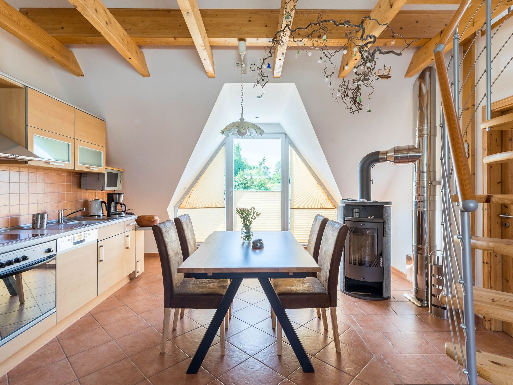 Wohnzimmer mit Essbereich und offener Küche im Landhausstil