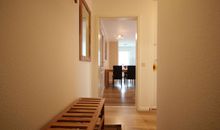 Vor jedem Zimmer ein Tisch mit Stühlen