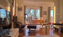 Sessel und TV im Wohnbereich