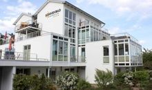 Vorderseite des Hauses mit Garage im Herbst
