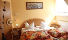 Zweites Schlafzimmer mit Doppelbett im 1.OG