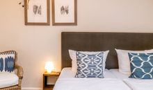 Schlafzimmer mit Doppelbett in der 2. Wohnebene (DG)