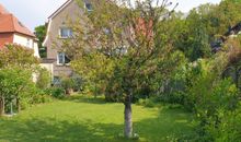 Terrasse mit Sonnenschirm und Möbel Bollerwagen Fahrräder