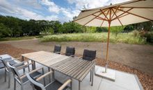 Blick von der Terrasse auf das ca. 8000m2 große Grundstück Richtung Strand