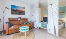 Wohnzimmer mit Blick in die Küche