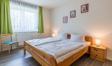 Doppelbett mit Kleiderschrank