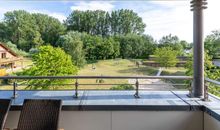 möblierte Terrasse mit Garten