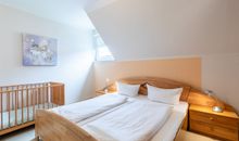 Schlafzimmer Doppelbett Kinderbett