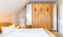 Schlafzimmer Doppelbett Kleiderschrank