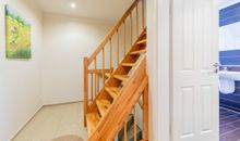 kleiner Flur mit Treppe zum DG