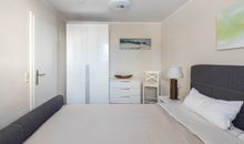 1. Schlafzimmer mit Doppelbett im EG