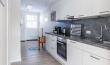 1. Schlafzimmer mit Doppelbett und Kleiderschrank im EG