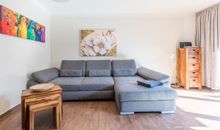 Hausansicht mit Terrasse und Balkon