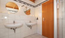 Bad mit Waschtisch & Dusche
