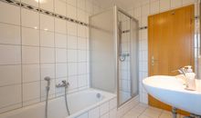 Das Bad mit Badewanne, Dusche und WC