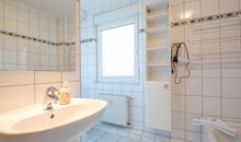 Das Bad mit Badewanne, Dusche und WC