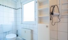 Das Bad mit Badewanne, Dusche und WC