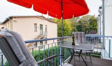 Der Ausblick vom Balkon zum Stadtwald