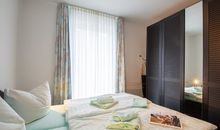 Das Schlafzimmer mit schönem Kleiderschrank