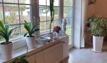 Wohnzimmer mit Tür zum Garten
