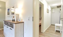 Wohnzimmer mit Blick in den Flur