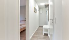 Flur mit Zugang zum Schlafzimmer