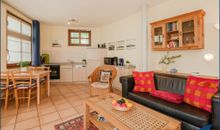 Wohnzimmer mit offener Küche und Schlafcouch