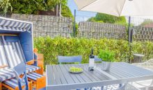 möblierte Terrasse mit Strandkorb