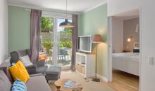 Wohnbereich mit Blick ins Schlafzimmer