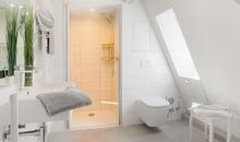 Badezimmer mit Dachfenster und WC