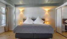 1. Schlafzimmer mit Doppelboxspringbett