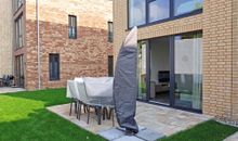 möblierte Terrasse mit Grill