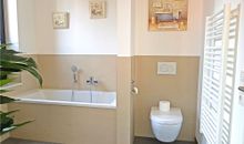 1. Badezimmer im OG mit Badewanne