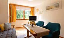 Wohnbereich mit Sitzecke und Flachbild-TV